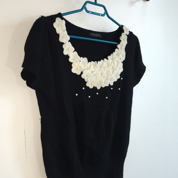 SOLD! 2/$20 Vintage Knit Short sleeves sweater - Picture 5 of 7